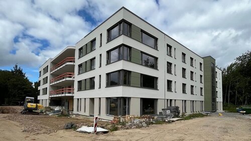 Vorderansicht des Neubaus des Seniorenzentrums am Stadtpark im August 2025