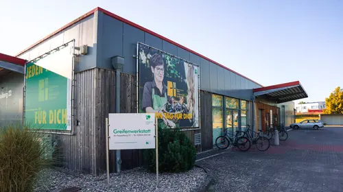 Die Halle des Logistikzentrums am Koppelberg in Greifswald mit großen Werbebannern