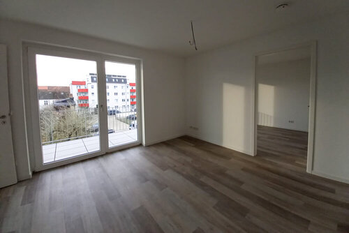 Wohnraum mit großer Fensterscheibe und Balkon