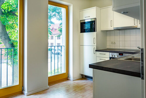 Blick in eine Wohnung für unser betreutes Wohnen in Demmin mit Flur, Spüle und Fenstern