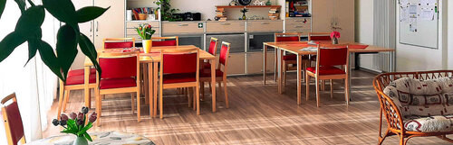 Tische, Stühle und Dekoration mit Schränken und Spielmöglichkeiten in der Tagesgruppe Demmin