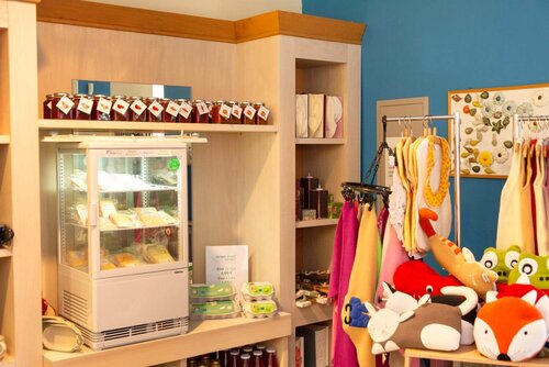 Kleiner Kühlschrank in der Hofladen-Ecke mit Käse, Eiern und Marmelade