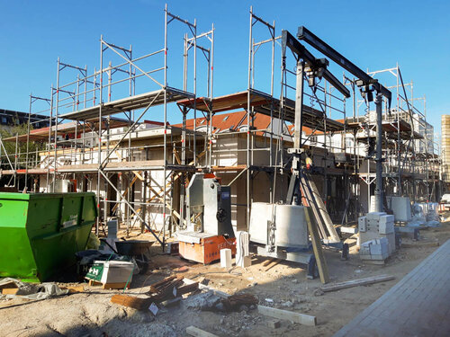 Baustelle mit Gerüst, Containern, vielen Materialien