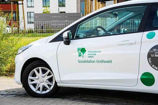 Ein Fahrzeug unseres Pflegedienstes Greifswald mit dem Schriftzug Sozialstation Greifswald