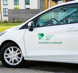 Ein Fahrzeug unseres Pflegedienstes Greifswald mit dem Schriftzug Sozialstation Greifswald