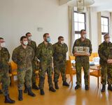 Eine Gruppe von Soldaten steht im Speisesaal des Nikolaiheims Gützkow