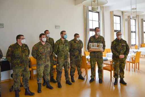 Eine Gruppe von Soldaten steht im Speisesaal des Nikolaiheims Gützkow