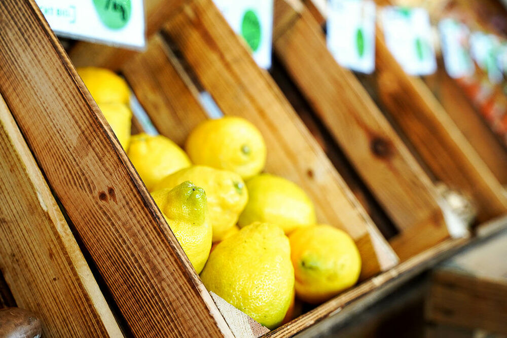 In einer Auslage liegen viele verschiedene Bio-Zitronen