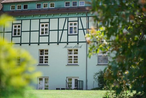 Das Pflegeheim von vorn mit der Aufschrift Meeresblick