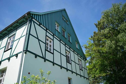 Seitenansicht vom Haus Meeresblick: Ein alter, renovierter Fachwerkbau