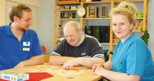 Drei Personen am Tisch