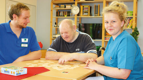 Drei Personen am Tisch