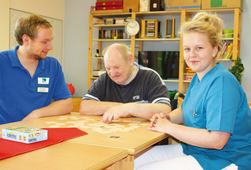 Drei Personen am Tisch