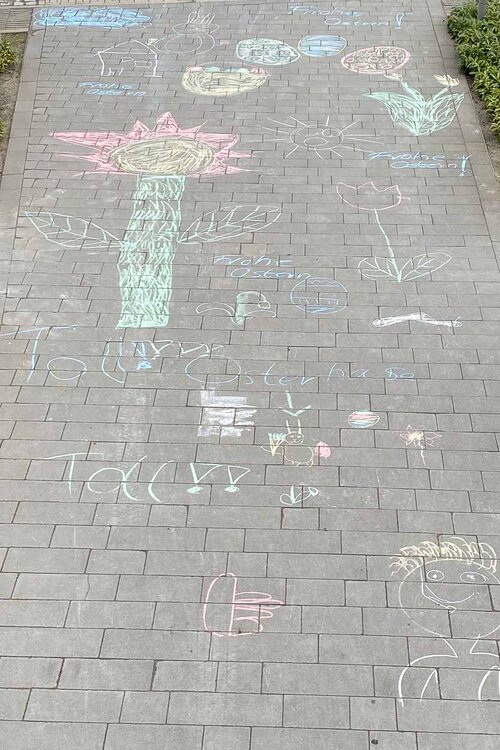 Kreidezeichnungen auf einem Pflaster
