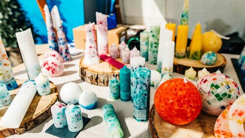 Viele bunte Kerzen in unterschiedlichen Formen und Größen