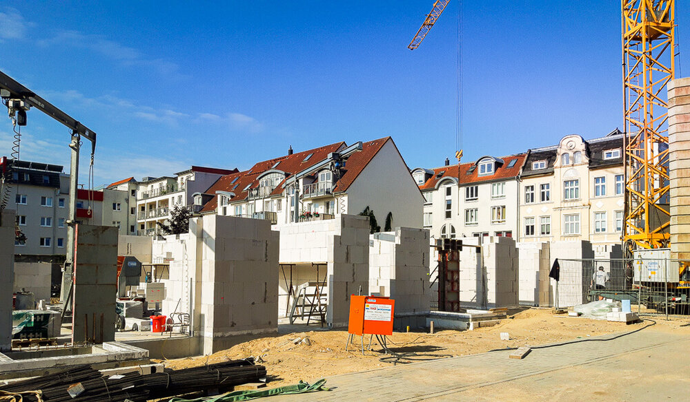 Erste Wandstücke ragen senkrecht aus dem Boden
