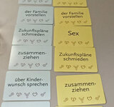 Eine Reihe von Karten mit Begriffen zum Thema Sexualität und Partnerschaft liegen nebeneinander