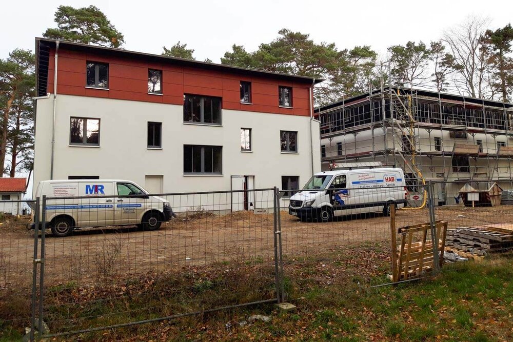 Das von außen fast fertig gestellte erste Gebäude ohne Gerüst