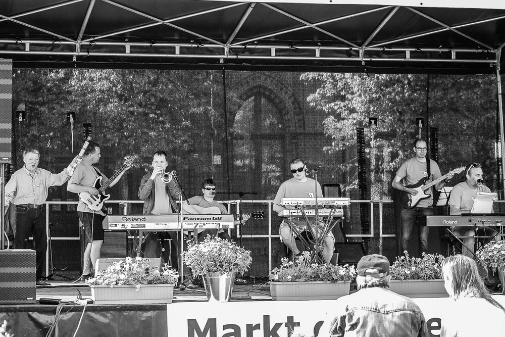 Die Band auf der Bühne beim Markt der Vielfalt