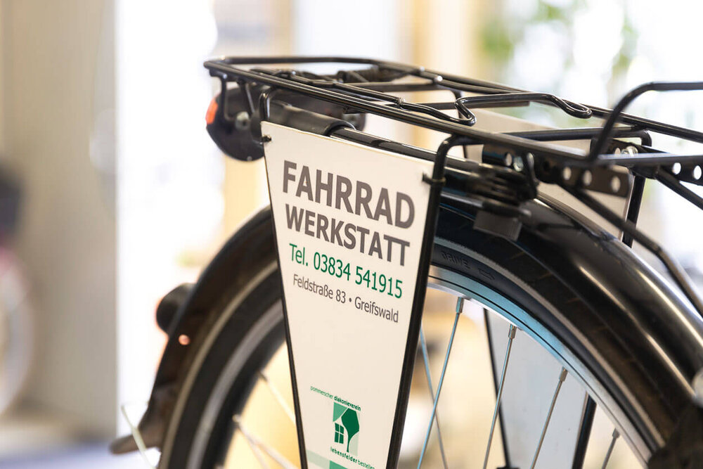 Ein Leihfahrrad mit Schild der Fahrradwerkstatt