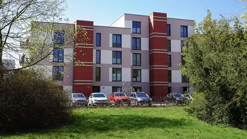 Das Haus Betreutes Wohnen mit Autos und einer Rasenfläche