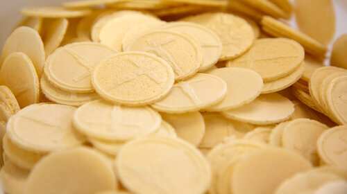 Frisch gebackene Hostien aus unserer Hostienbäckerei Ein Stapel mit gebackenen runden Hostien