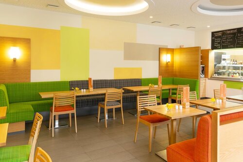 Blick in die Gaststube des BioBistros mit Esstischen und Sitzgelegenheiten