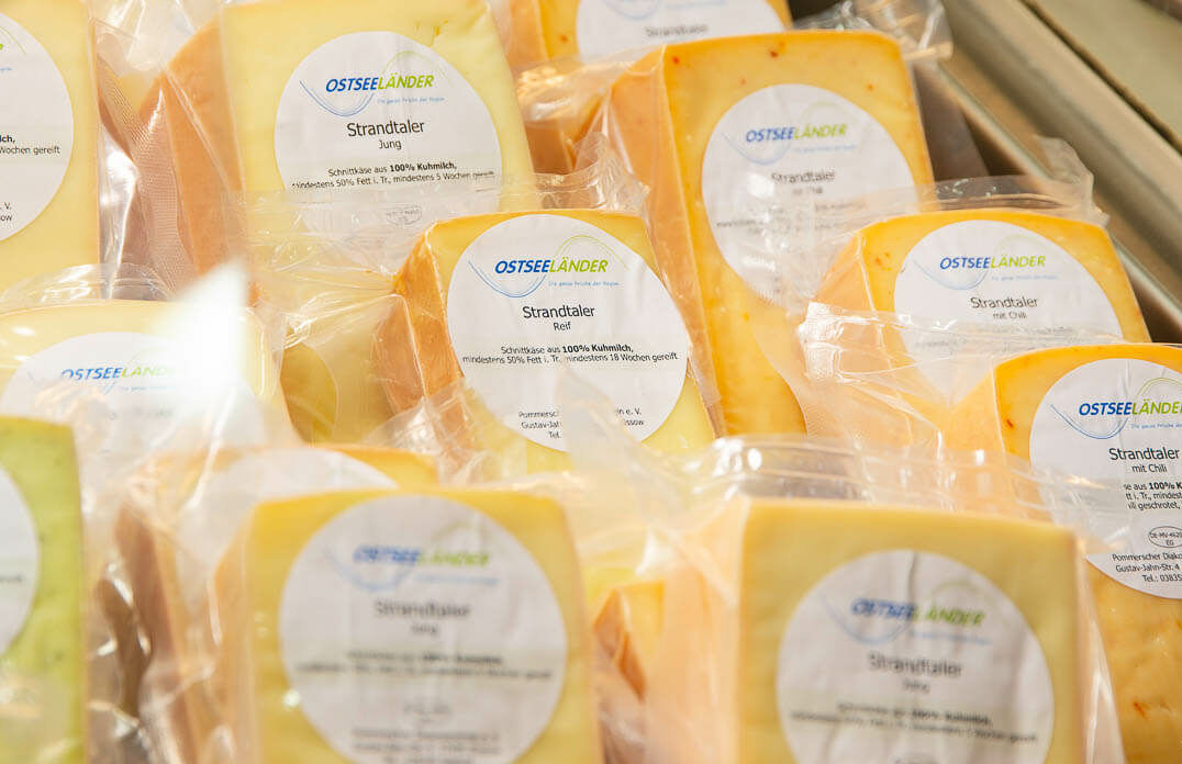 Verpackte Käse-Stücke der Sorte Strandtaler in unterschiedlichen Variationen