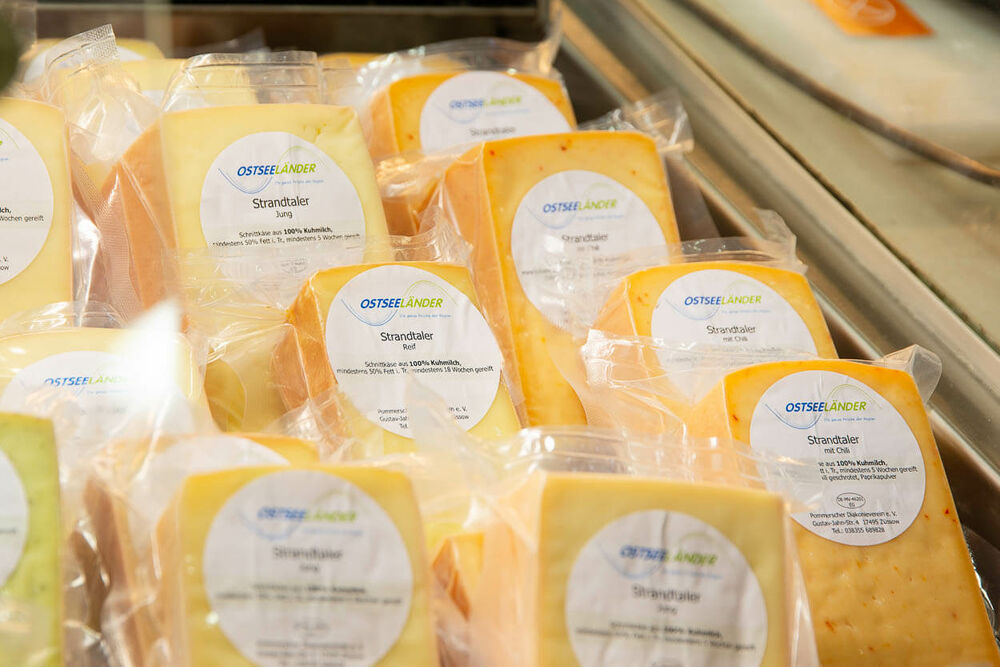 Verpackte Käse-Stücke der Sorte Strandtaler in unterschiedlichen Variationen