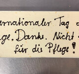 Eine rechteckige Torte mit einem individuellen Schriftzug aus Glasur