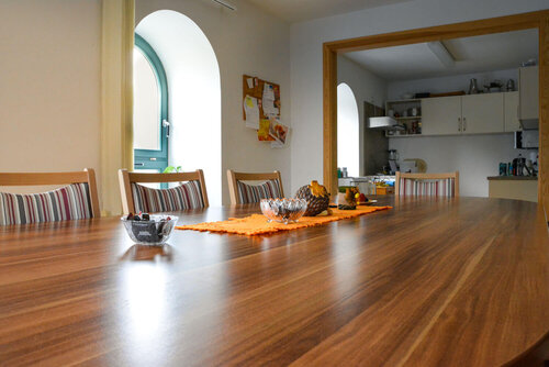 Ein älterer Holztisch steht im Gertraudenstift