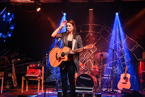 Isabell Schmidt auf der Bühne mit einer Gitarre