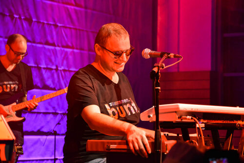 Renaldo Wandt spielt bei einem Konzert Keyboard