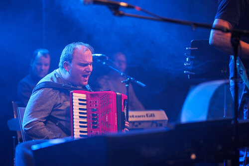 Ein Akkordeon, Keyboard und Schlagzeug der Band bei einem Auftritt