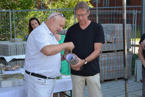 Die Hülse wird mit einem großen Deckel verschlossen.