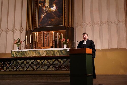 Dr. Michael Bartels hält seine Predigt