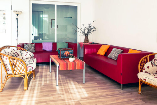 Eine Sitzecke mit Sofa, Couchtisch und Sesseln in der Begegnungsstätte Sonnenseite in Demmin