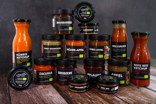 Verschiedene Gläser mit Ketchup-Sorten, Brotaufstrichen und Saucen 