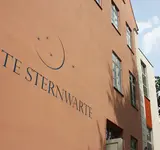 Eine Backsteinfassade auf der groß der Name Alte Sternwarte steht