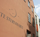 Eine Backsteinfassade auf der groß der Name Alte Sternwarte steht