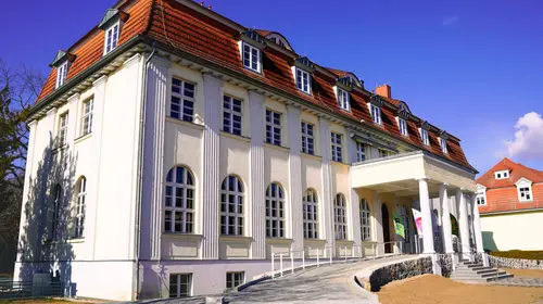 Eine ältere Villa mit Säulen und hohen Fenstern