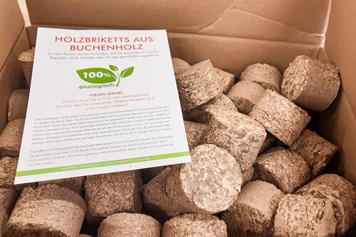 Ein Stapel von Buchenholz-Briketts mit einem Ausdruck, der das Produkt beschreibt