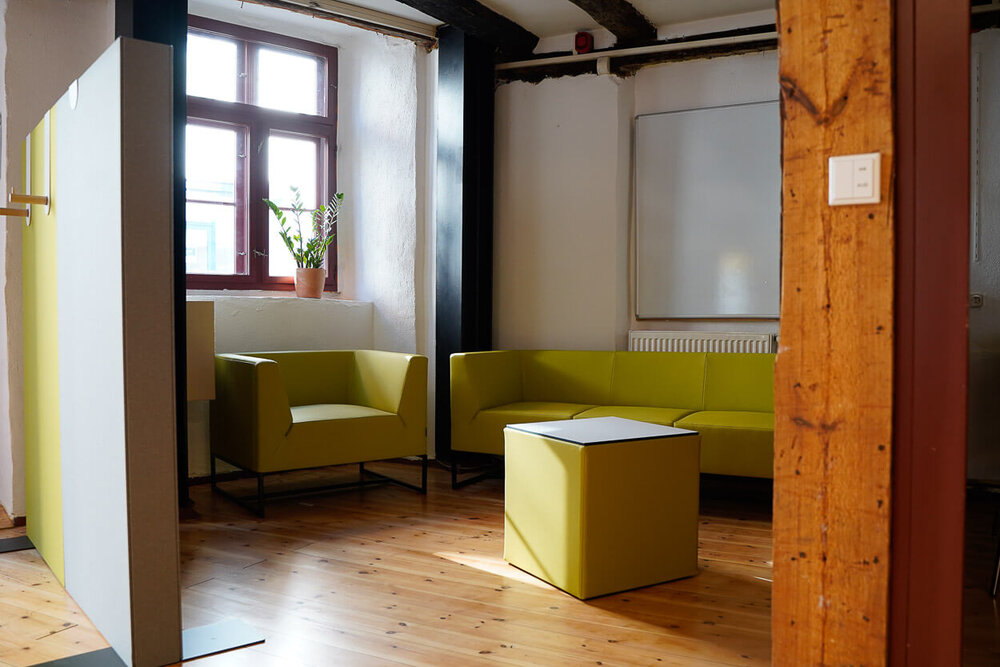Ein Sofa und ein Polsterhocker in einem Raum mit viel Holz 