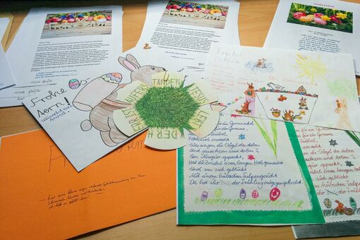 Handgeschriebenes und Gebasteltes von Kindern mit Ostermotiven