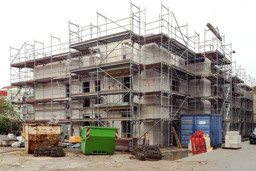 Der Rohbau aus Beton ist von einem Gerüst umgeben