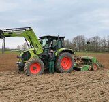 Traktor auf dem Acker unseres Bio-Bauernhofes