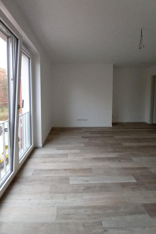 Ein leeres Zimmer mit Fensterfront