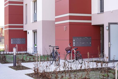 Hauseingangsbereich mit Zufahrt und Fahrrädern