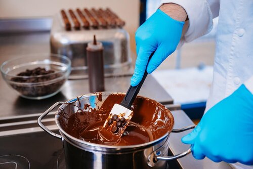 Konfitüre wird in einem Topf erhitzt und weich gerührt