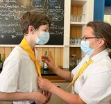 Eine Frau bindet einem Jungen einen Schlips